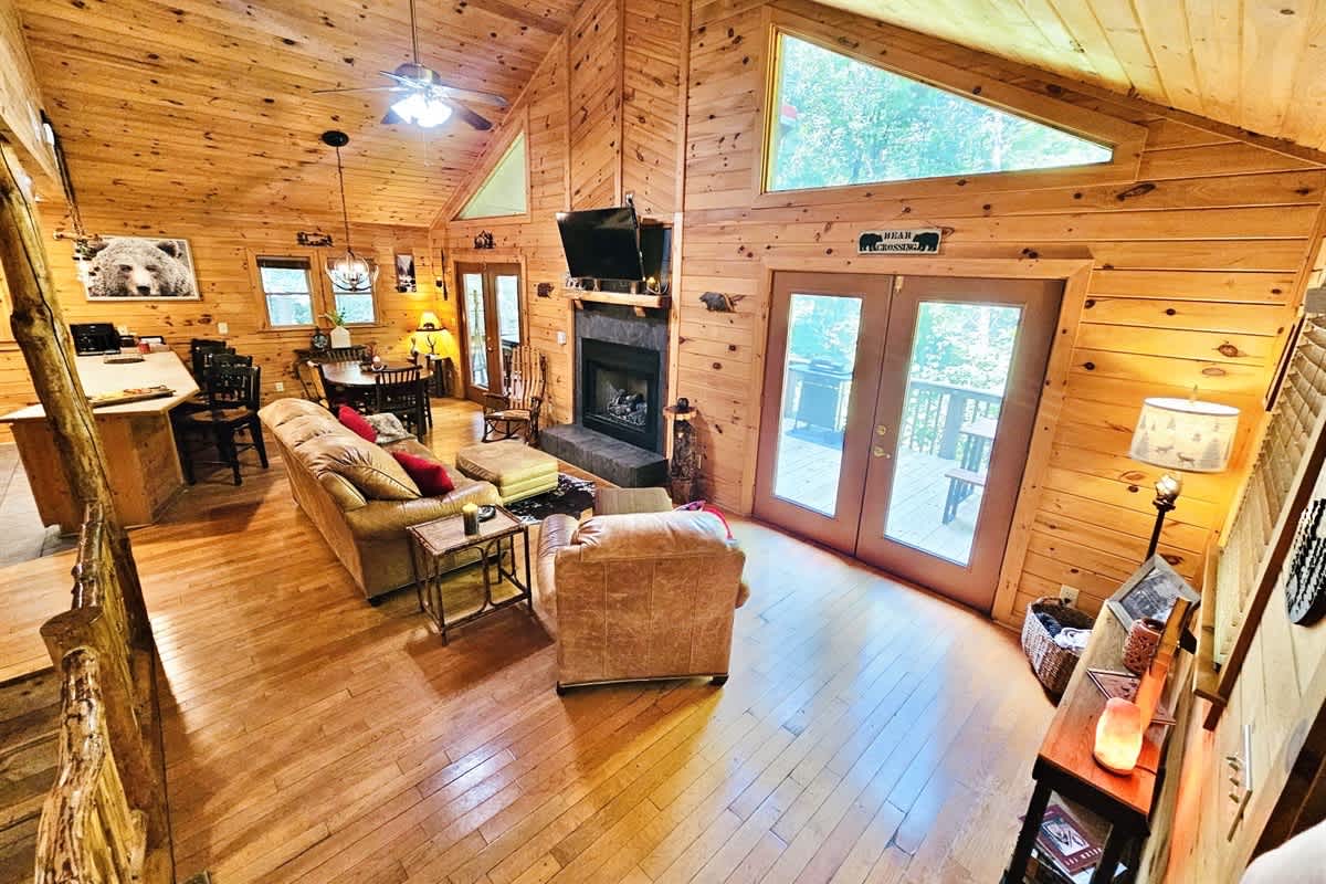BEAR CROSSING - HOT TUB, GAME ROOM, SECLUDED