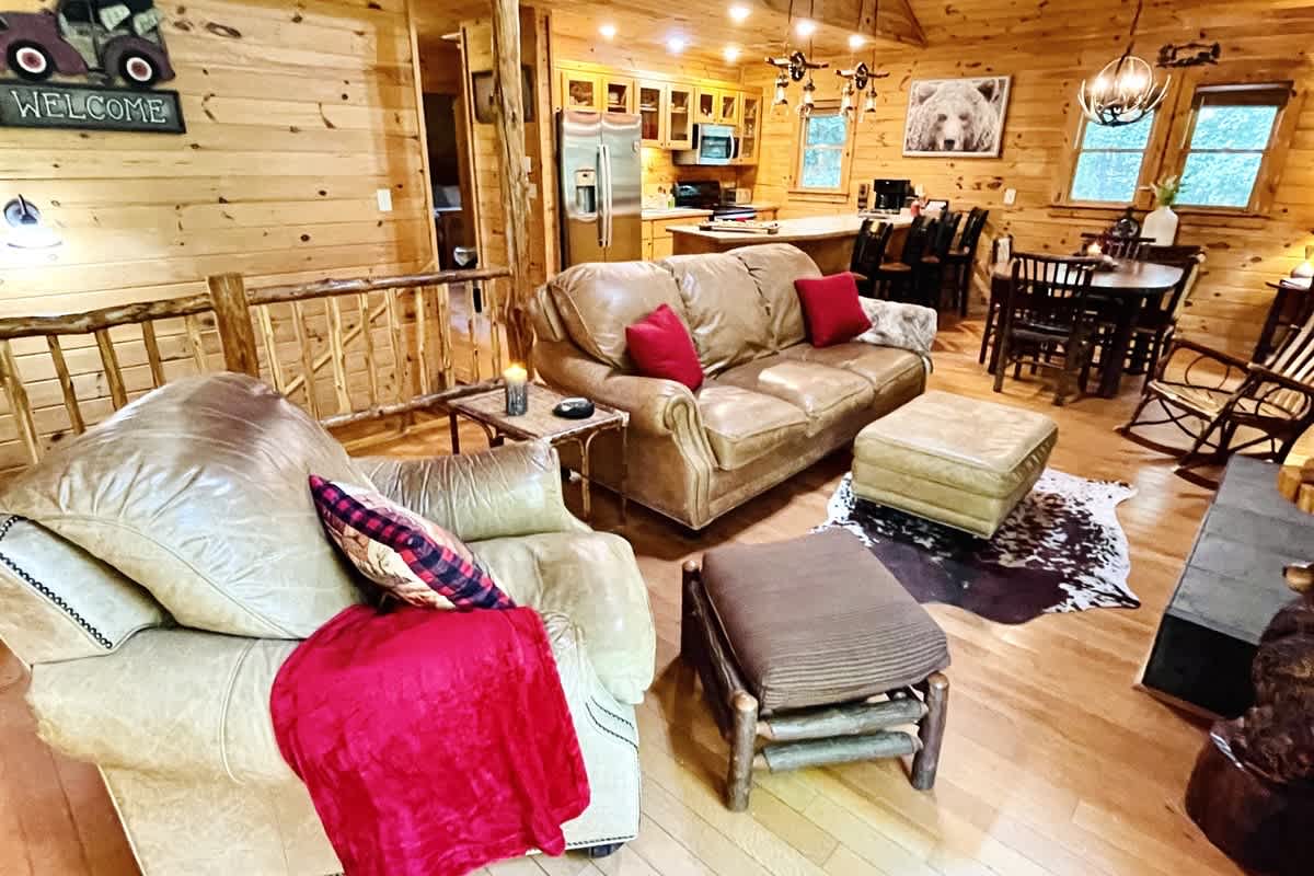 BEAR CROSSING - HOT TUB, GAME ROOM, SECLUDED