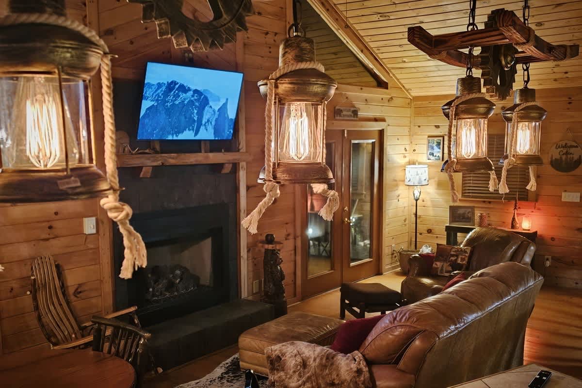 BEAR CROSSING - HOT TUB, GAME ROOM, SECLUDED