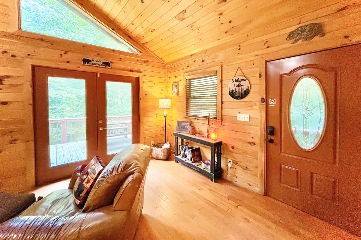 BEAR CROSSING - HOT TUB, GAME ROOM, SECLUDED