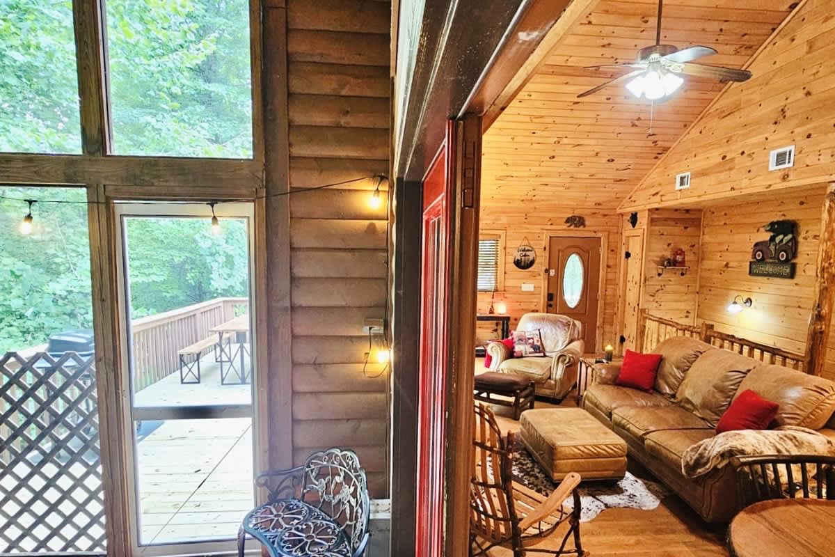BEAR CROSSING - HOT TUB, GAME ROOM, SECLUDED