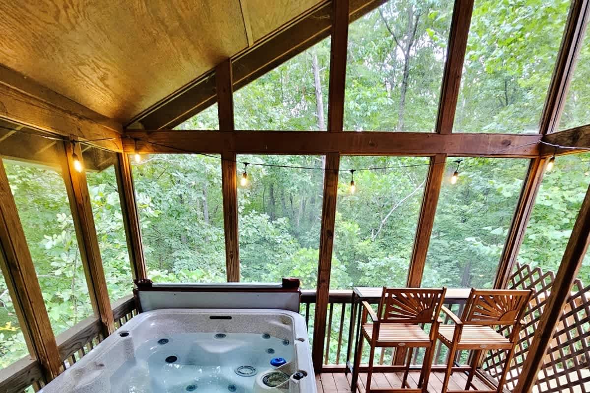 BEAR CROSSING - HOT TUB, GAME ROOM, SECLUDED