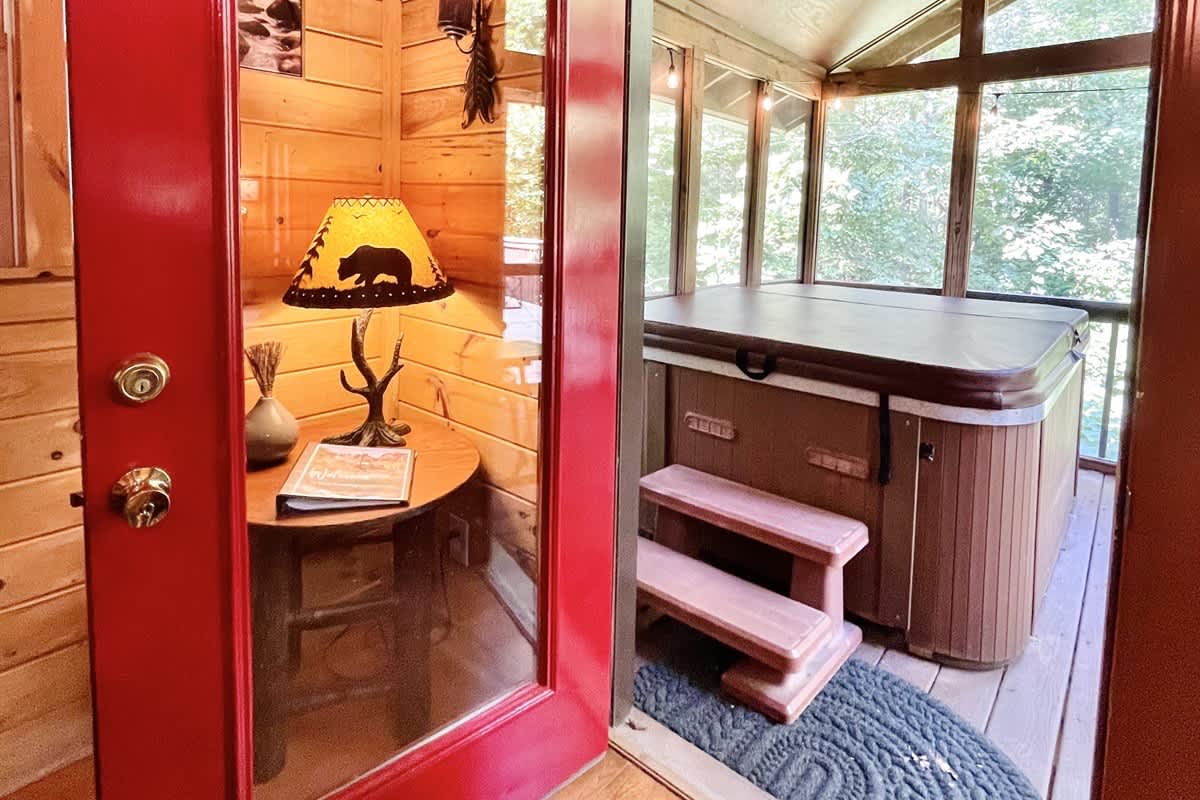 BEAR CROSSING - HOT TUB, GAME ROOM, SECLUDED