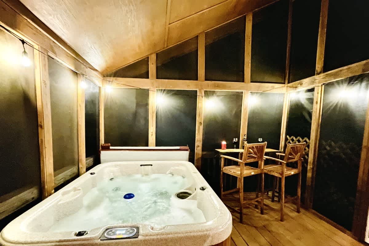 BEAR CROSSING - HOT TUB, GAME ROOM, SECLUDED