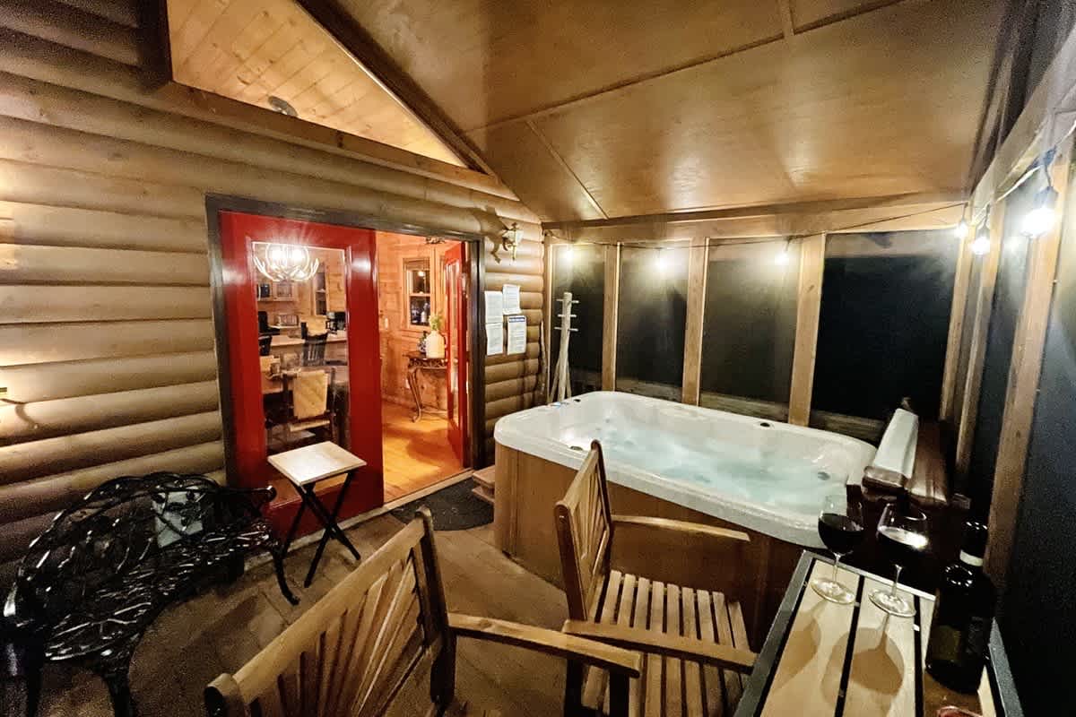 BEAR CROSSING - HOT TUB, GAME ROOM, SECLUDED