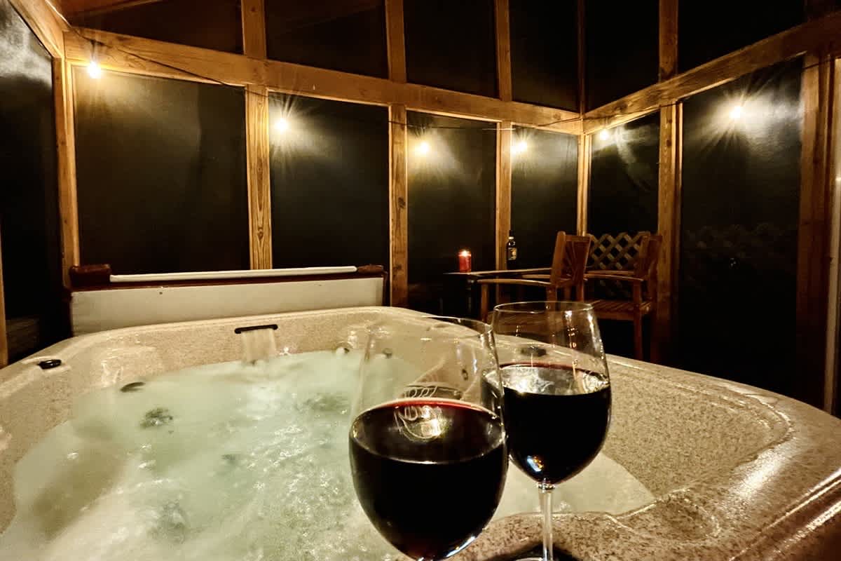BEAR CROSSING - HOT TUB, GAME ROOM, SECLUDED