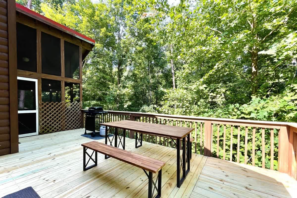 BEAR CROSSING - HOT TUB, GAME ROOM, SECLUDED