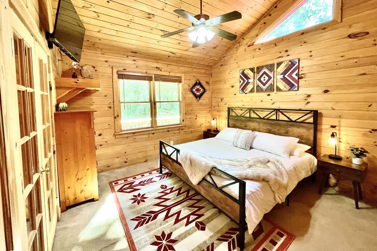 BEAR CROSSING - HOT TUB, GAME ROOM, SECLUDED