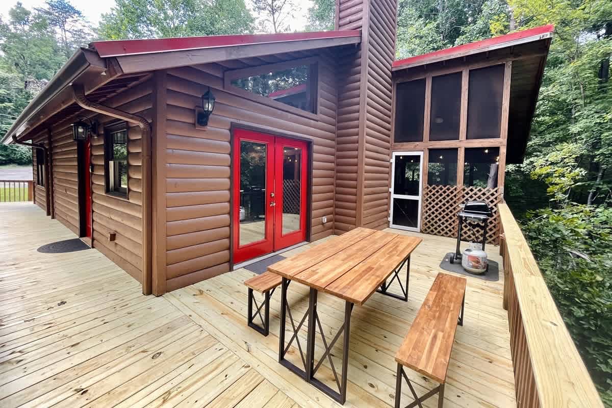 BEAR CROSSING - HOT TUB, GAME ROOM, SECLUDED