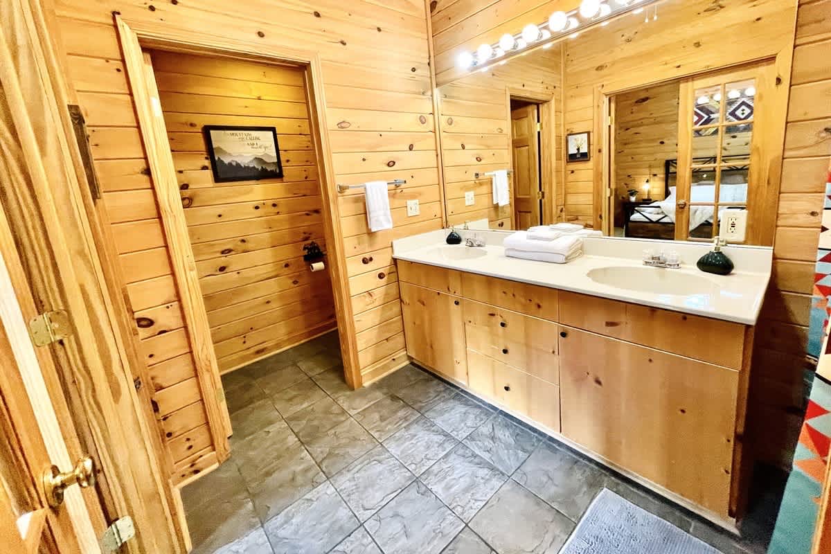 BEAR CROSSING - HOT TUB, GAME ROOM, SECLUDED