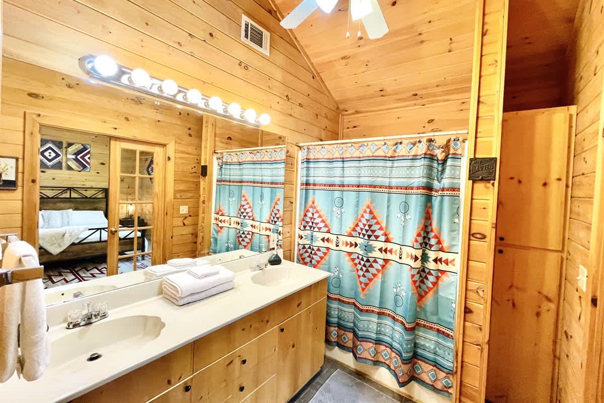 BEAR CROSSING - HOT TUB, GAME ROOM, SECLUDED