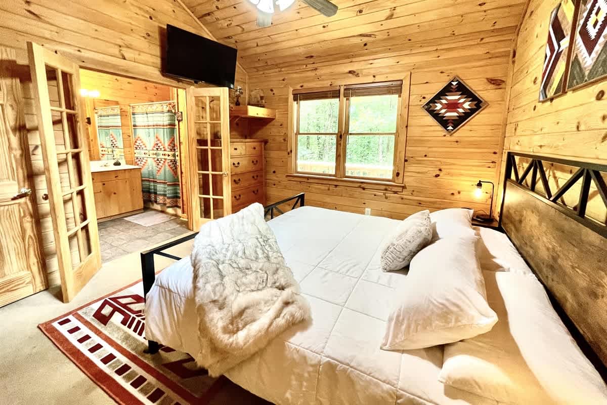 BEAR CROSSING - HOT TUB, GAME ROOM, SECLUDED
