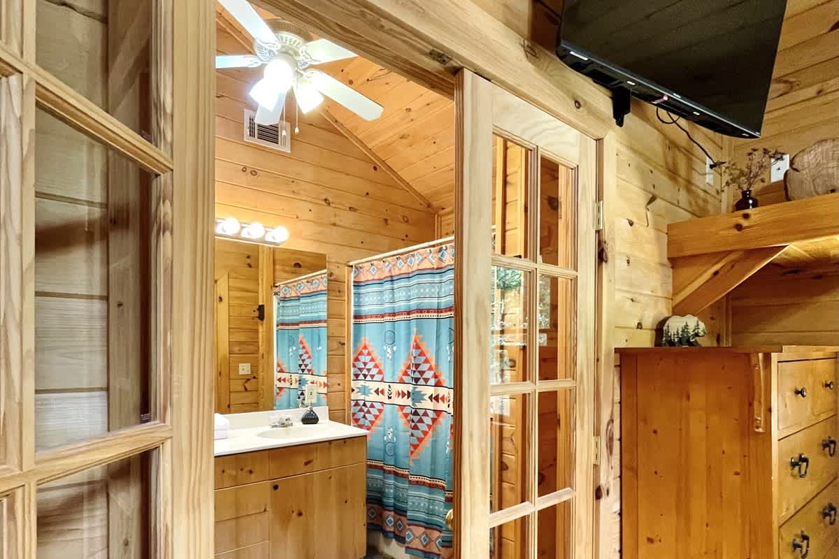 BEAR CROSSING - HOT TUB, GAME ROOM, SECLUDED