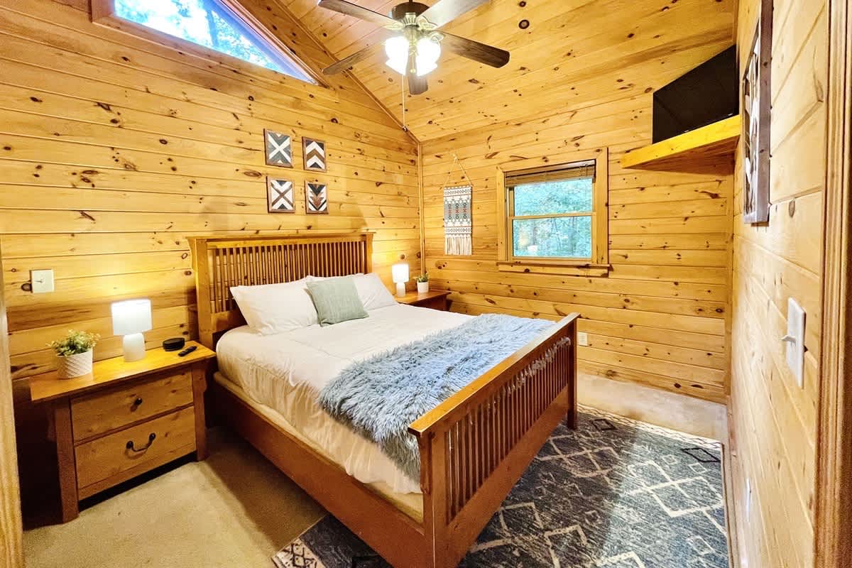 BEAR CROSSING - HOT TUB, GAME ROOM, SECLUDED