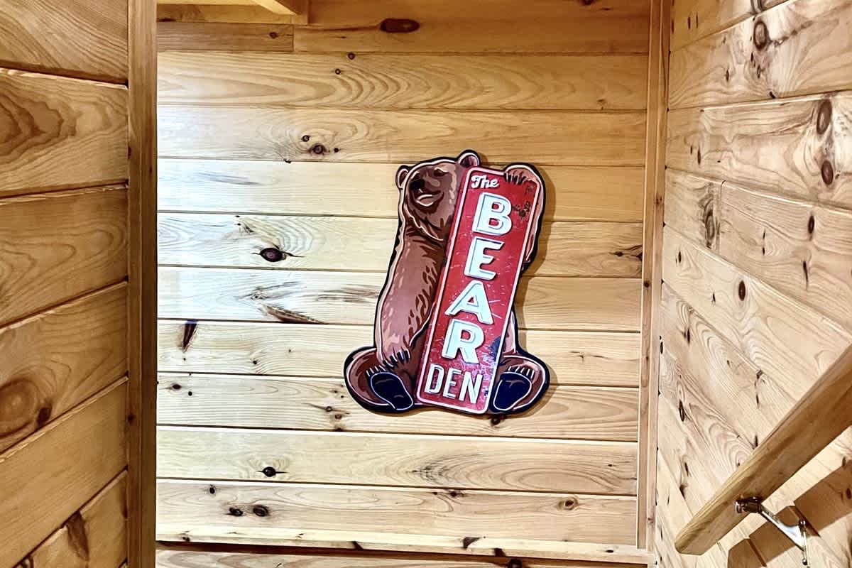BEAR CROSSING - HOT TUB, GAME ROOM, SECLUDED