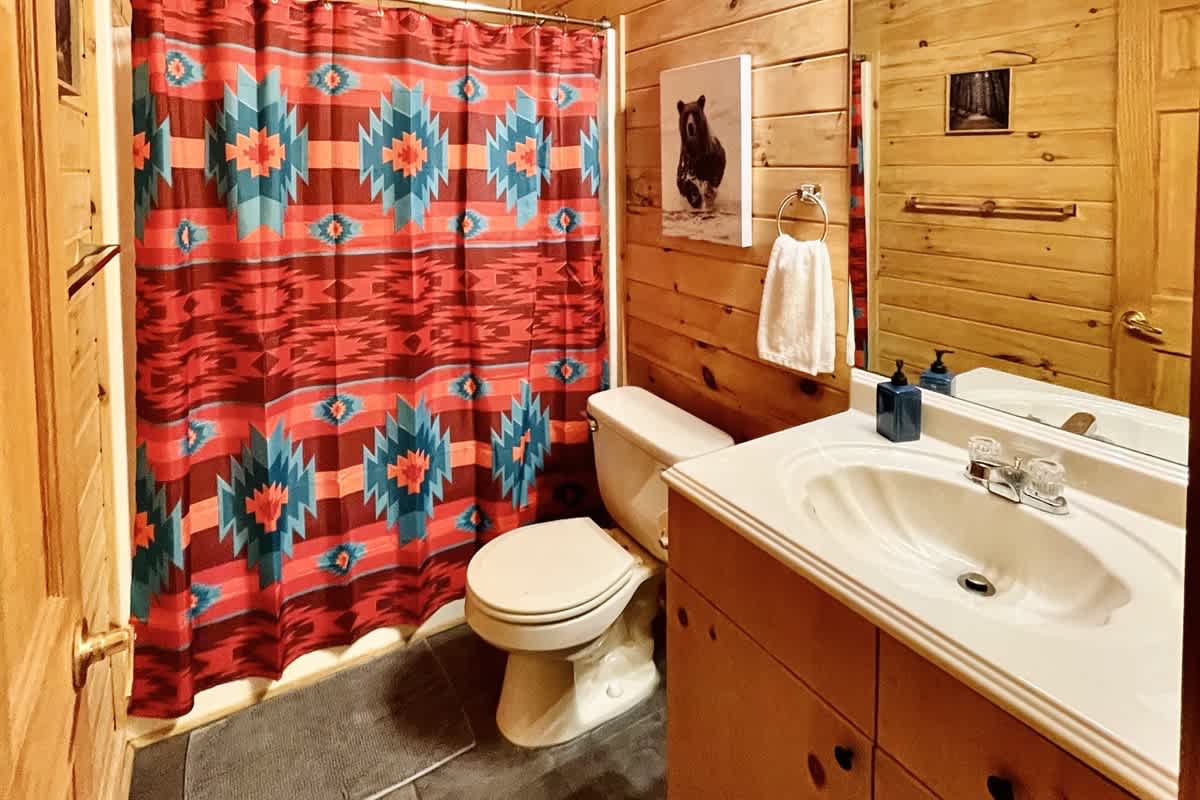 BEAR CROSSING - HOT TUB, GAME ROOM, SECLUDED