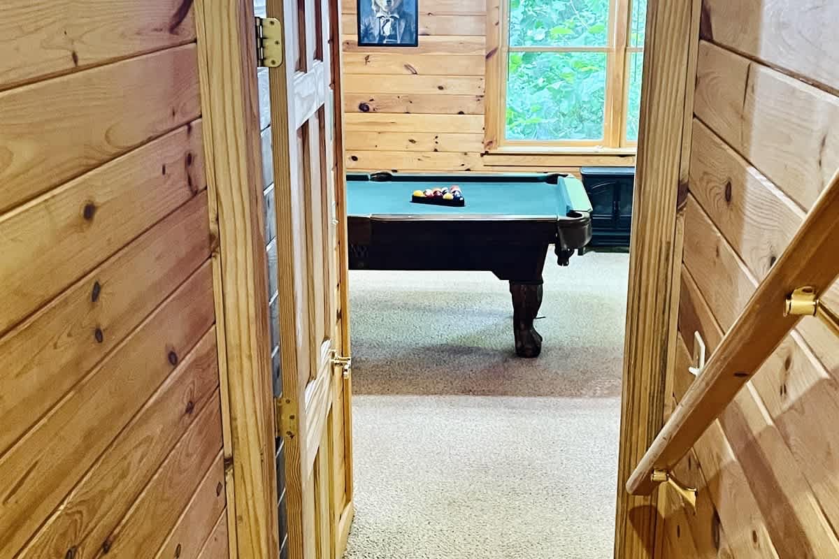 BEAR CROSSING - HOT TUB, GAME ROOM, SECLUDED