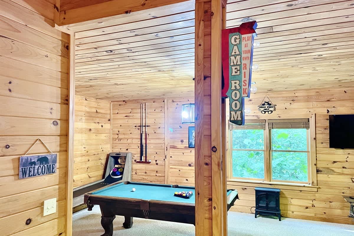 BEAR CROSSING - HOT TUB, GAME ROOM, SECLUDED