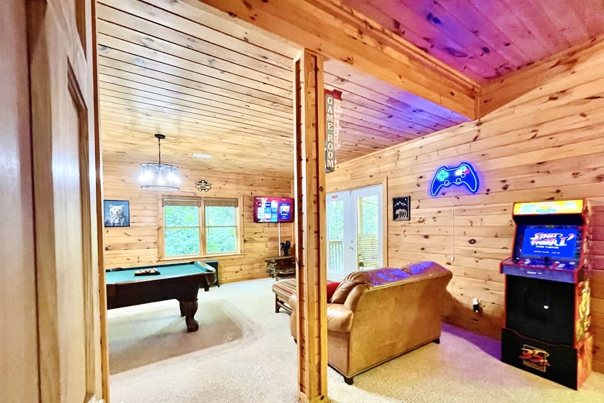 BEAR CROSSING - HOT TUB, GAME ROOM, SECLUDED