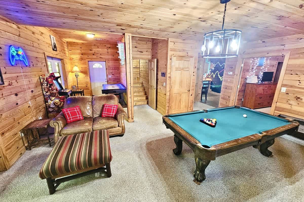 BEAR CROSSING - HOT TUB, GAME ROOM, SECLUDED