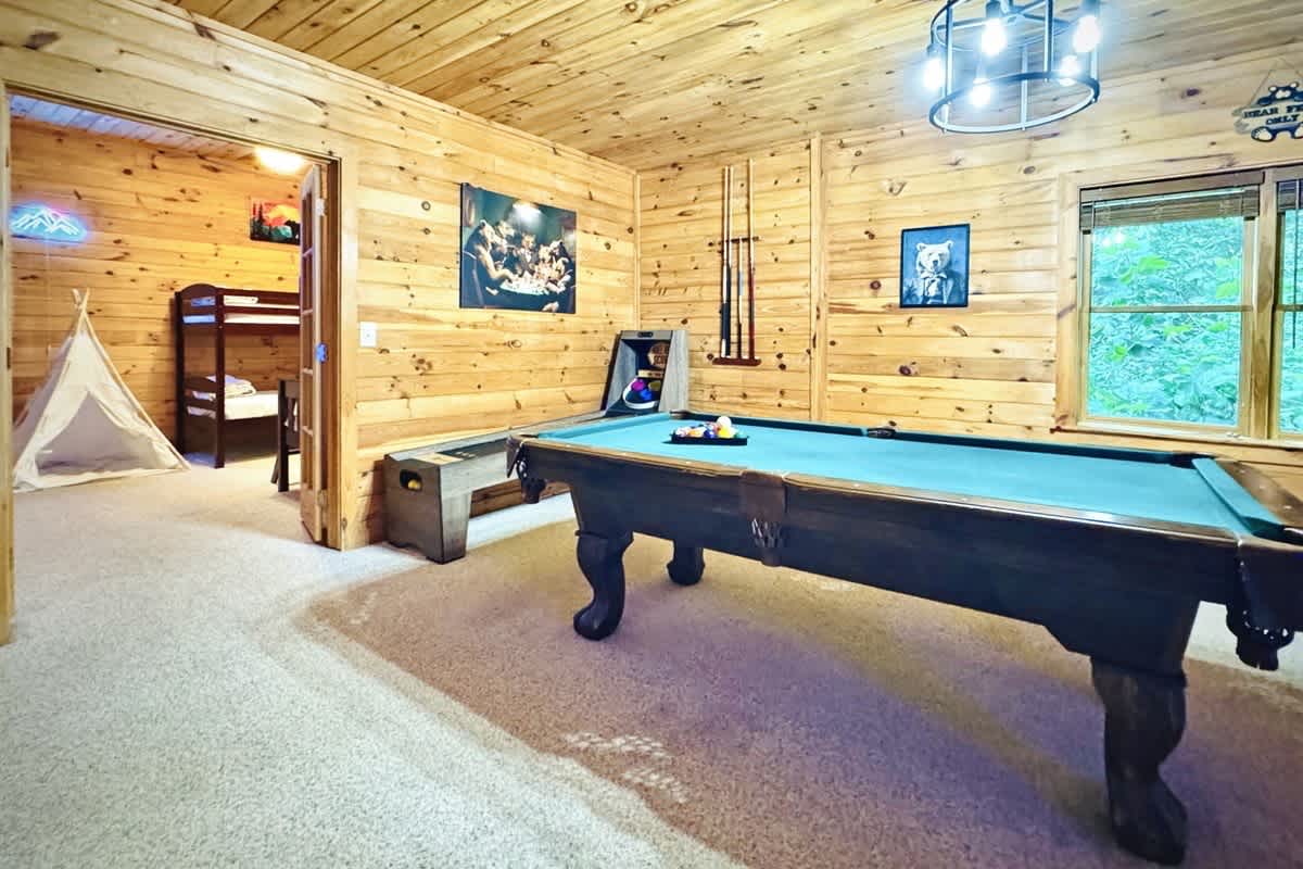 BEAR CROSSING - HOT TUB, GAME ROOM, SECLUDED