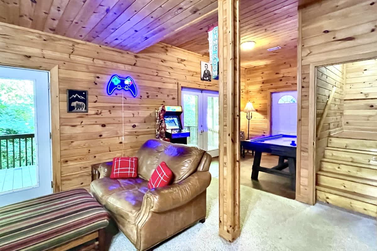 BEAR CROSSING - HOT TUB, GAME ROOM, SECLUDED