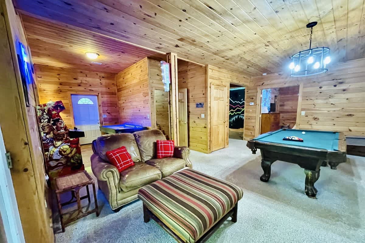BEAR CROSSING - HOT TUB, GAME ROOM, SECLUDED