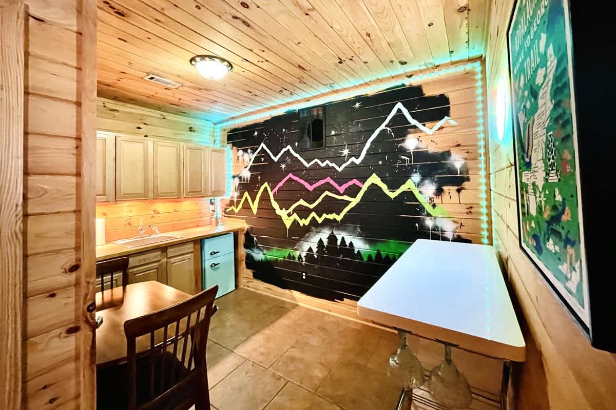 BEAR CROSSING - HOT TUB, GAME ROOM, SECLUDED