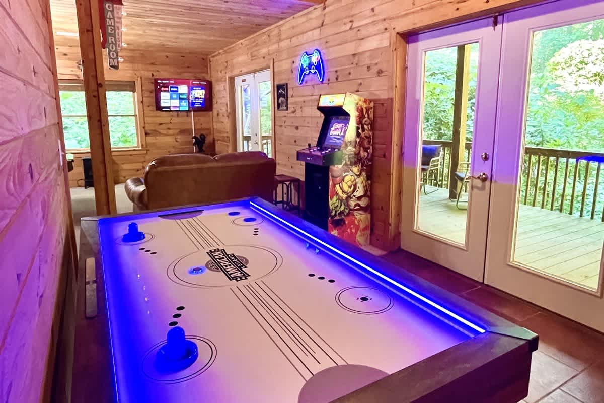 BEAR CROSSING - HOT TUB, GAME ROOM, SECLUDED