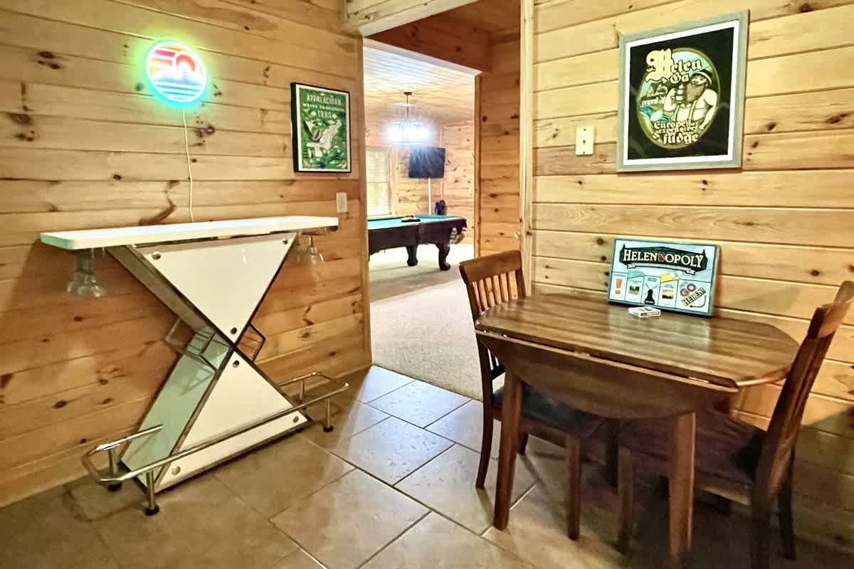 BEAR CROSSING - HOT TUB, GAME ROOM, SECLUDED