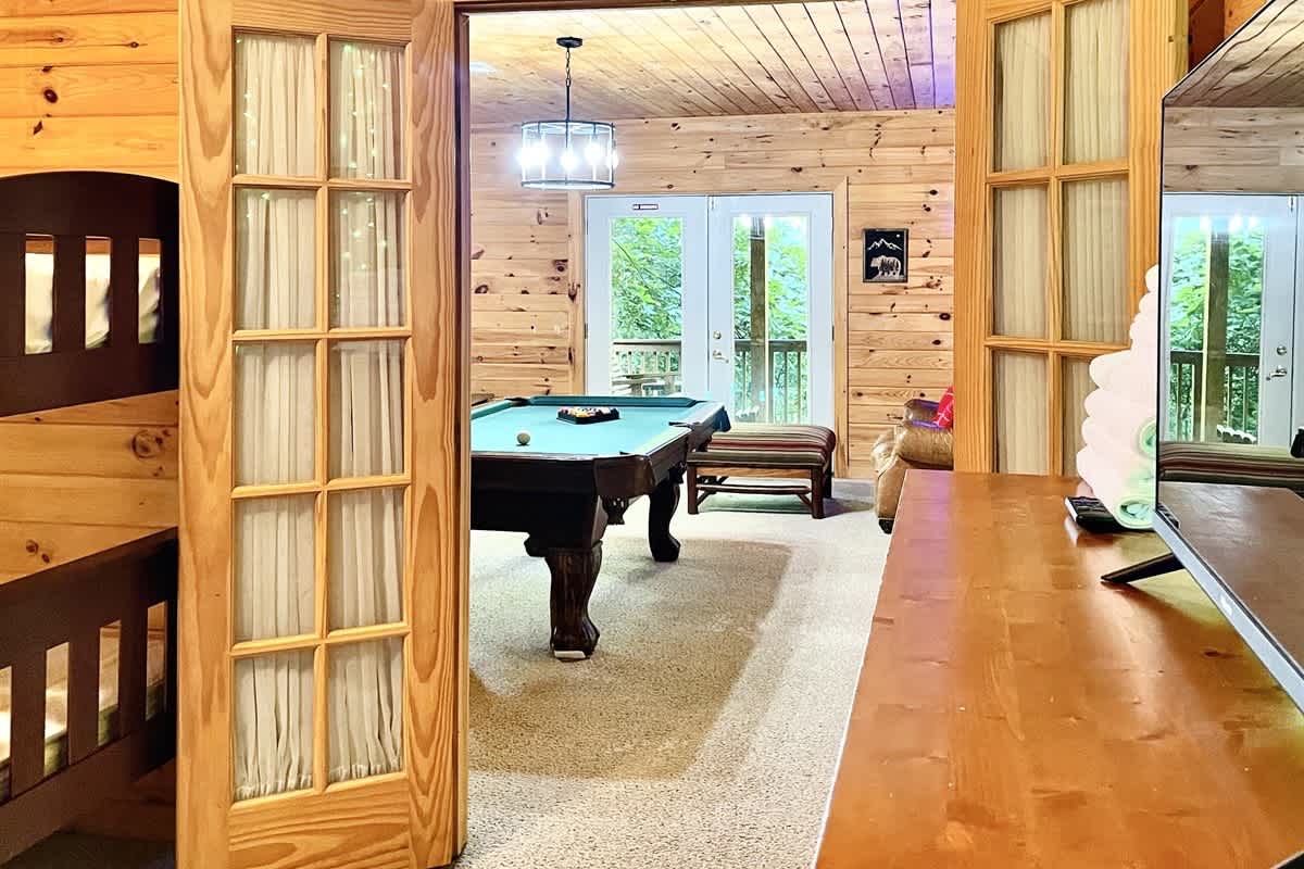 BEAR CROSSING - HOT TUB, GAME ROOM, SECLUDED