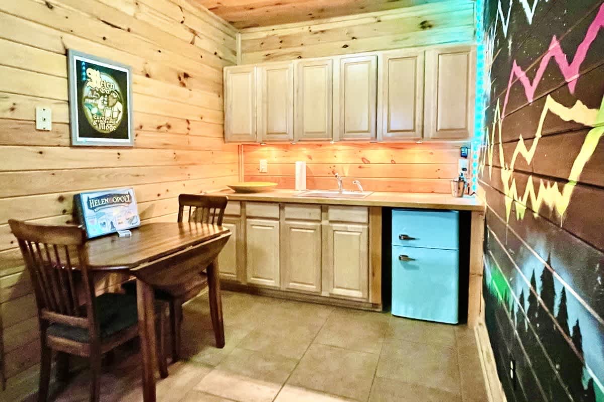 BEAR CROSSING - HOT TUB, GAME ROOM, SECLUDED