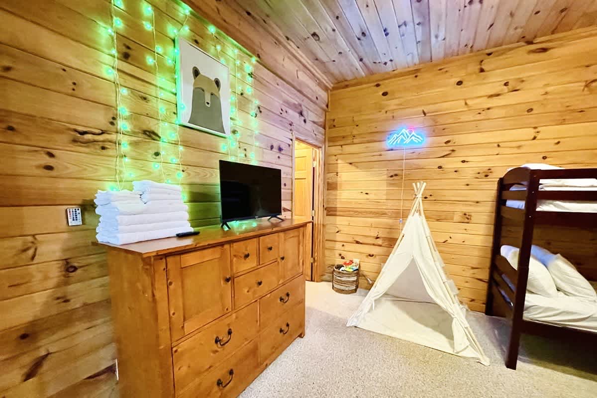 BEAR CROSSING - HOT TUB, GAME ROOM, SECLUDED