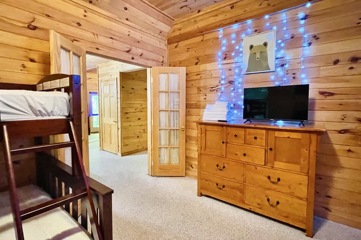 BEAR CROSSING - HOT TUB, GAME ROOM, SECLUDED