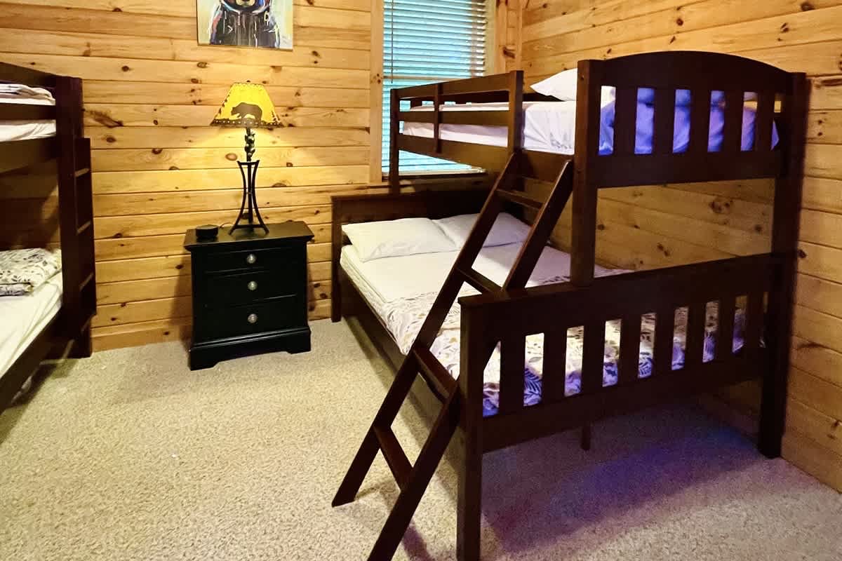 BEAR CROSSING - HOT TUB, GAME ROOM, SECLUDED