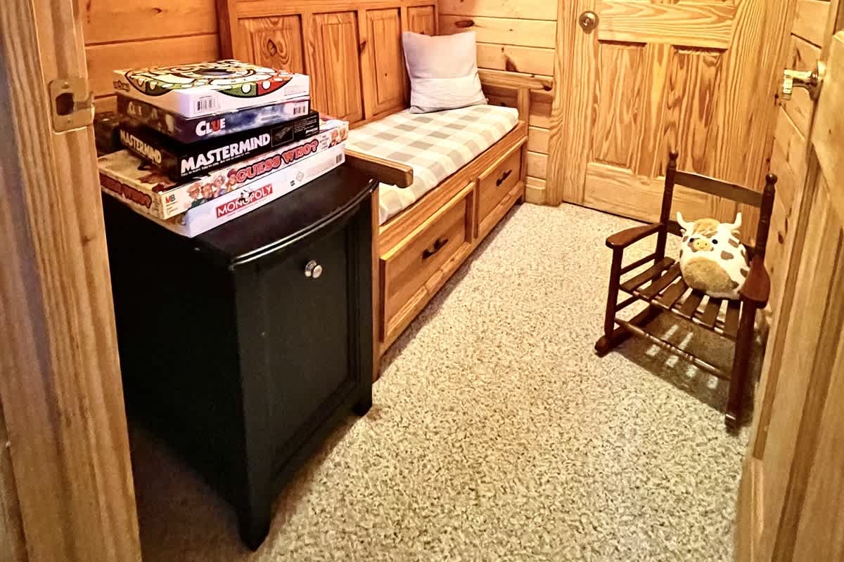 BEAR CROSSING - HOT TUB, GAME ROOM, SECLUDED