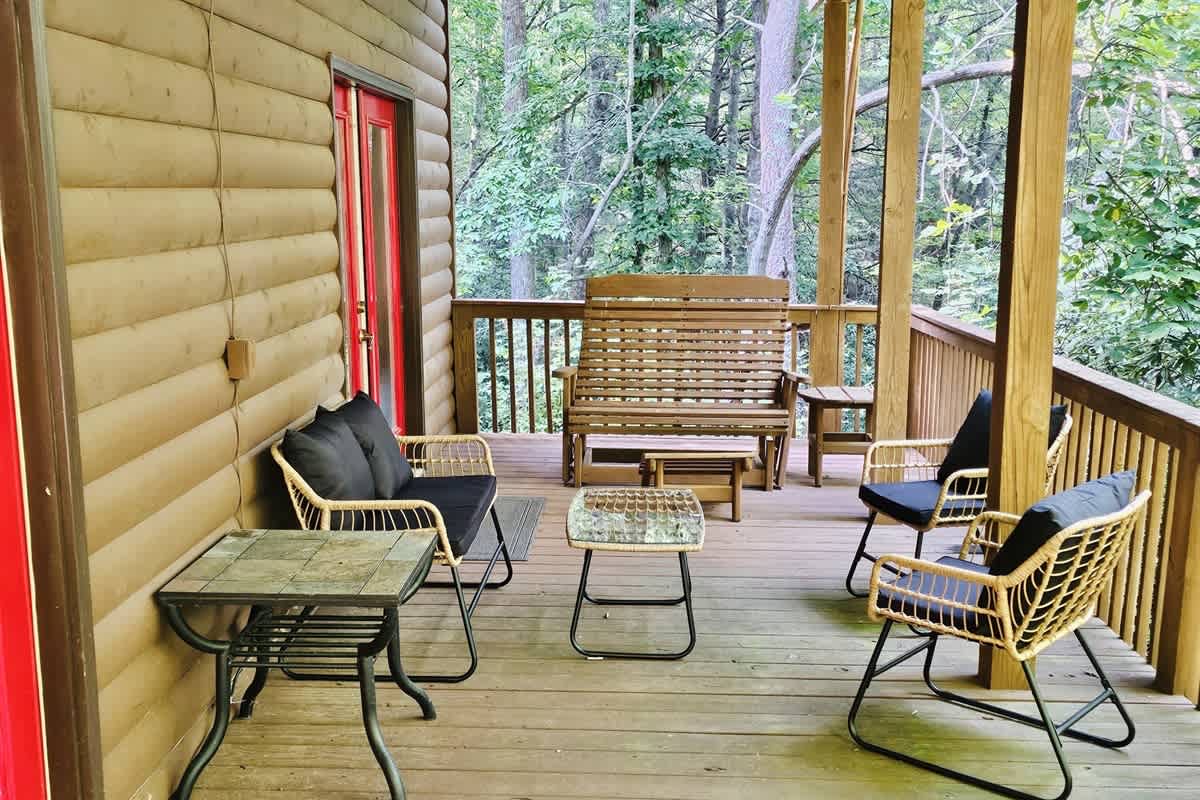 BEAR CROSSING - HOT TUB, GAME ROOM, SECLUDED