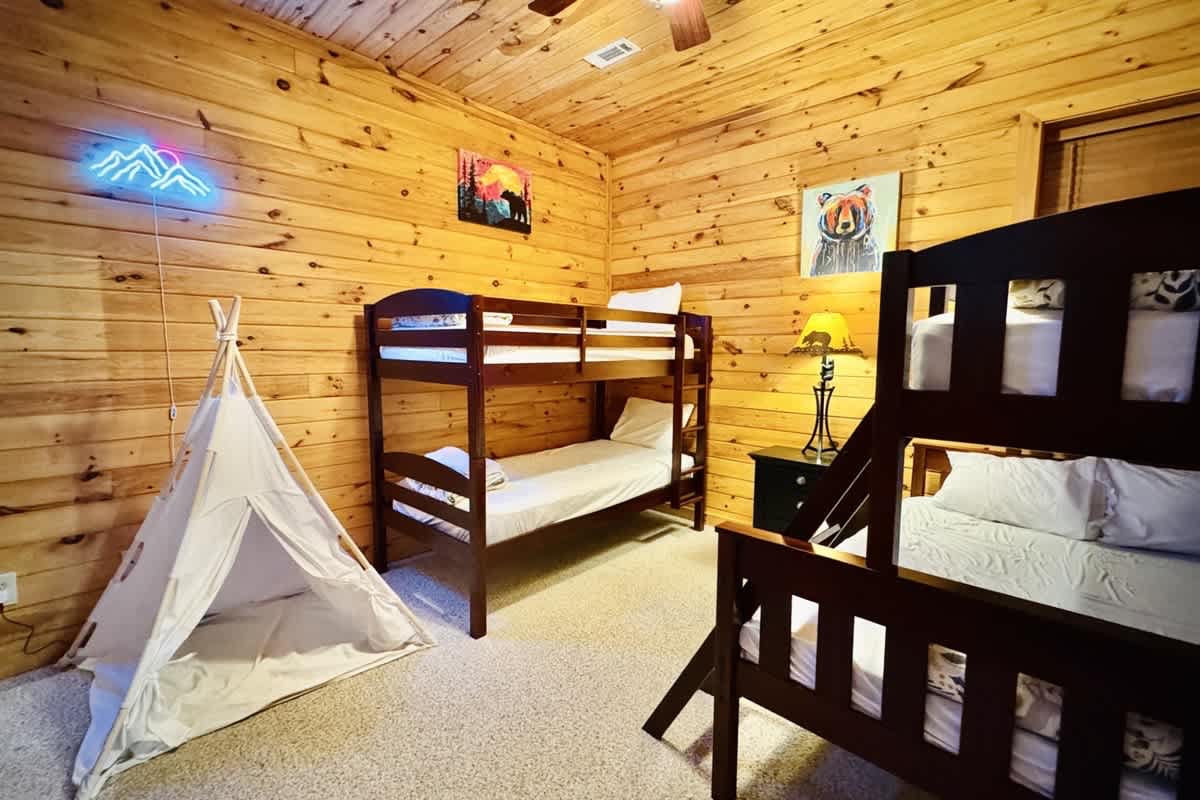 BEAR CROSSING - HOT TUB, GAME ROOM, SECLUDED
