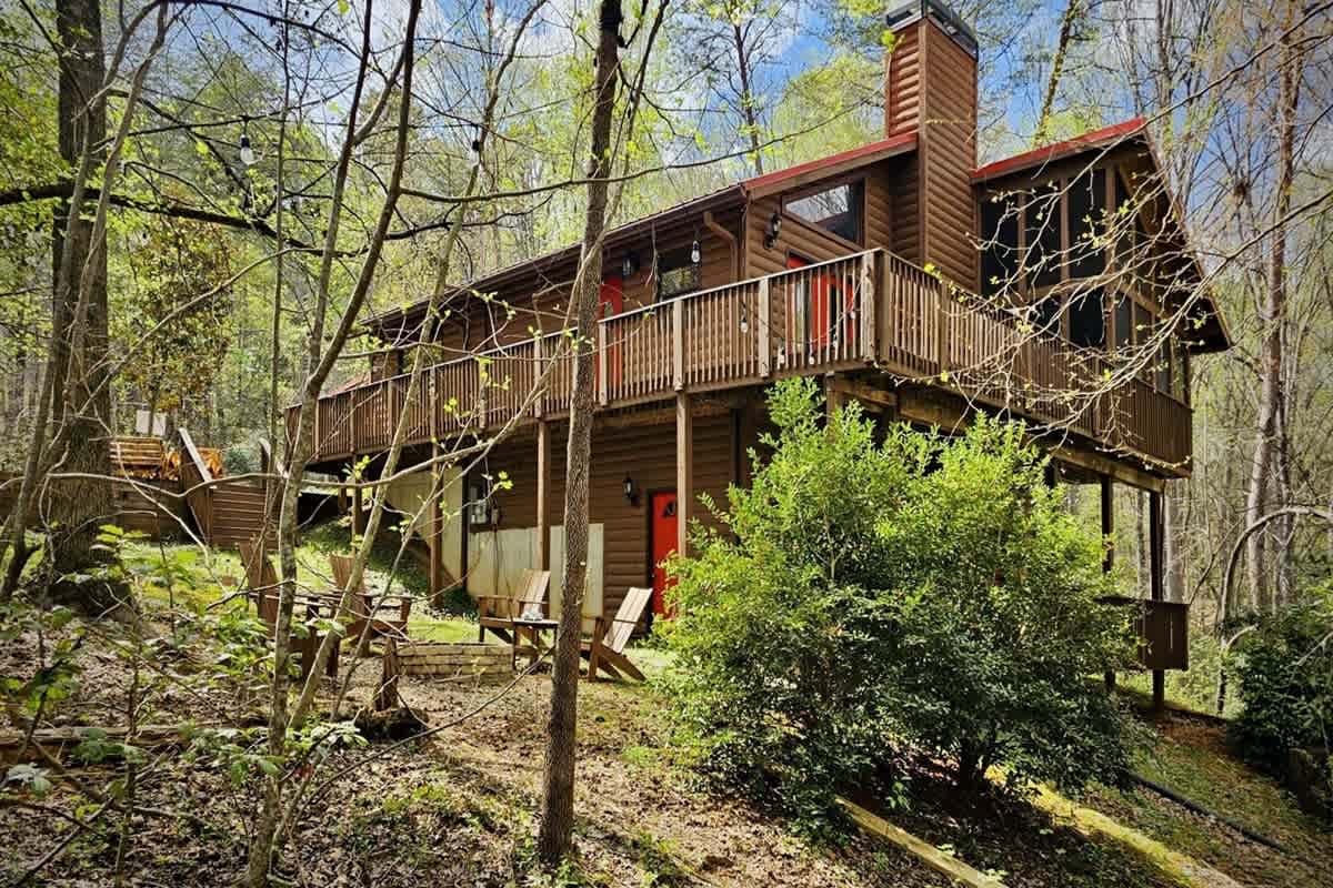 BEAR CROSSING - HOT TUB, GAME ROOM, SECLUDED