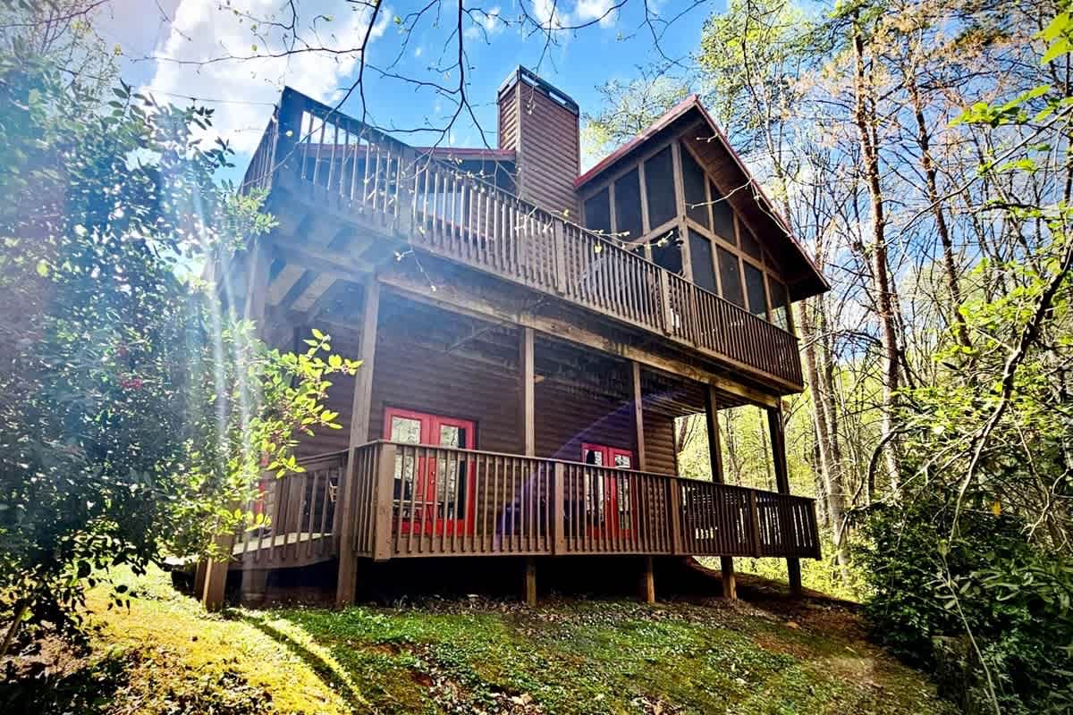 BEAR CROSSING - HOT TUB, GAME ROOM, SECLUDED