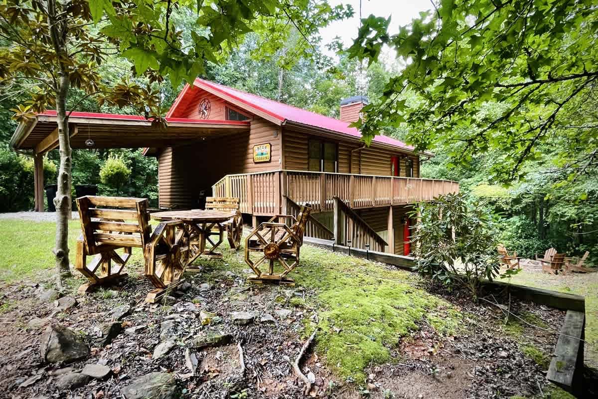 BEAR CROSSING - HOT TUB, GAME ROOM, SECLUDED