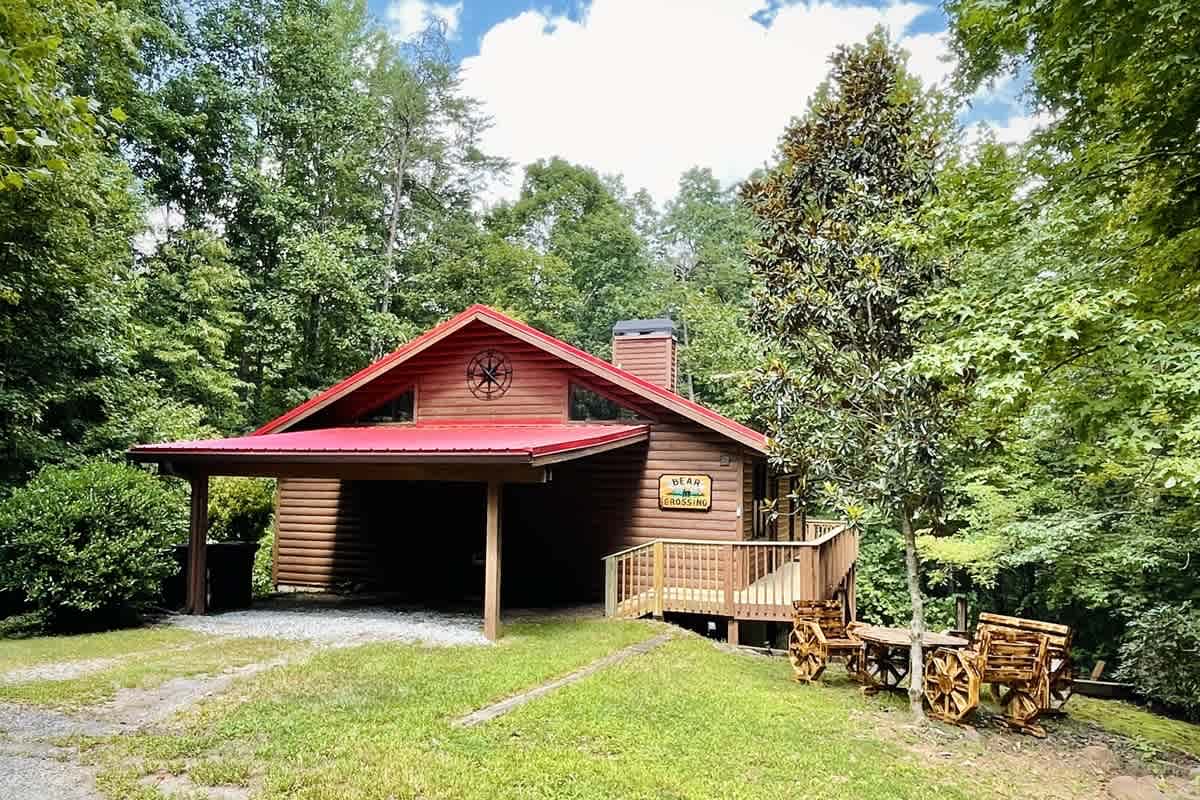 BEAR CROSSING - HOT TUB, GAME ROOM, SECLUDED
