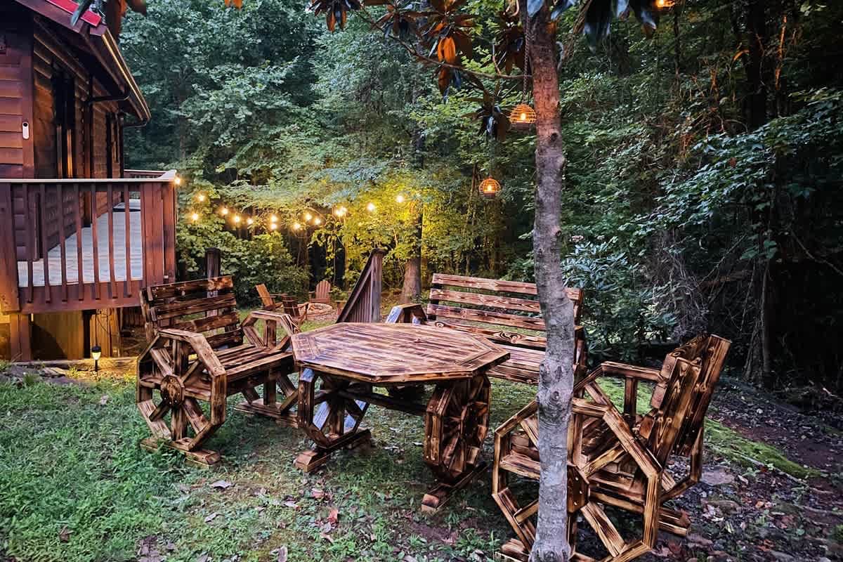 BEAR CROSSING - HOT TUB, GAME ROOM, SECLUDED