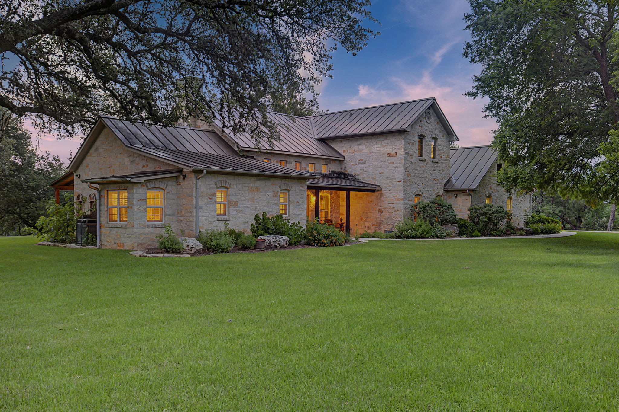 River House | 4-BDR Luxury Riverfront Estate | Photo 47