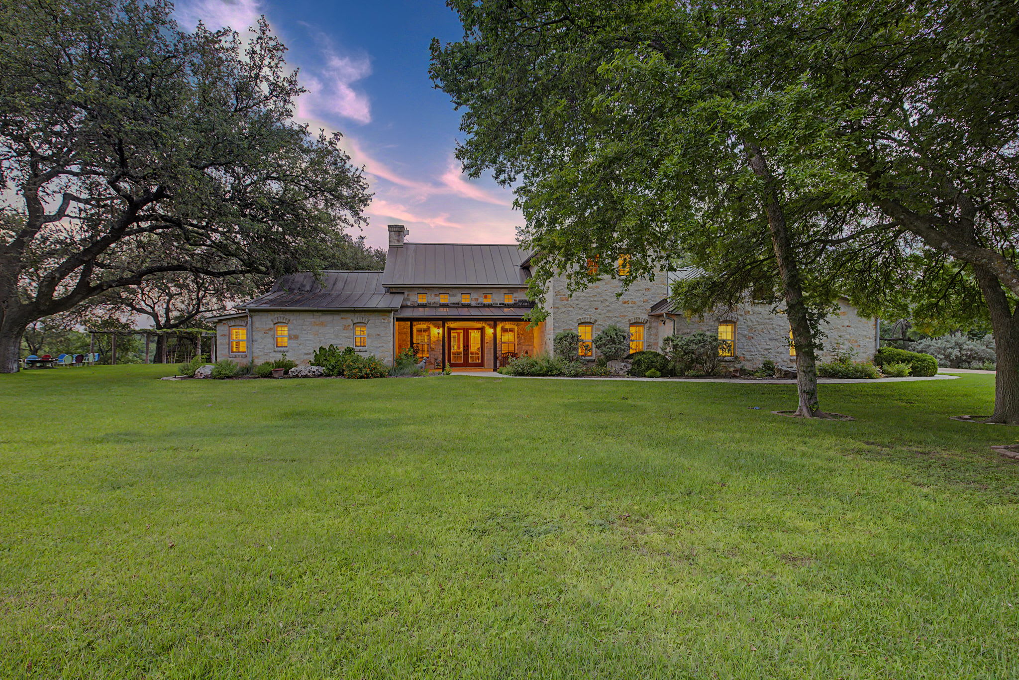 River House | 4-BDR Luxury Riverfront Estate