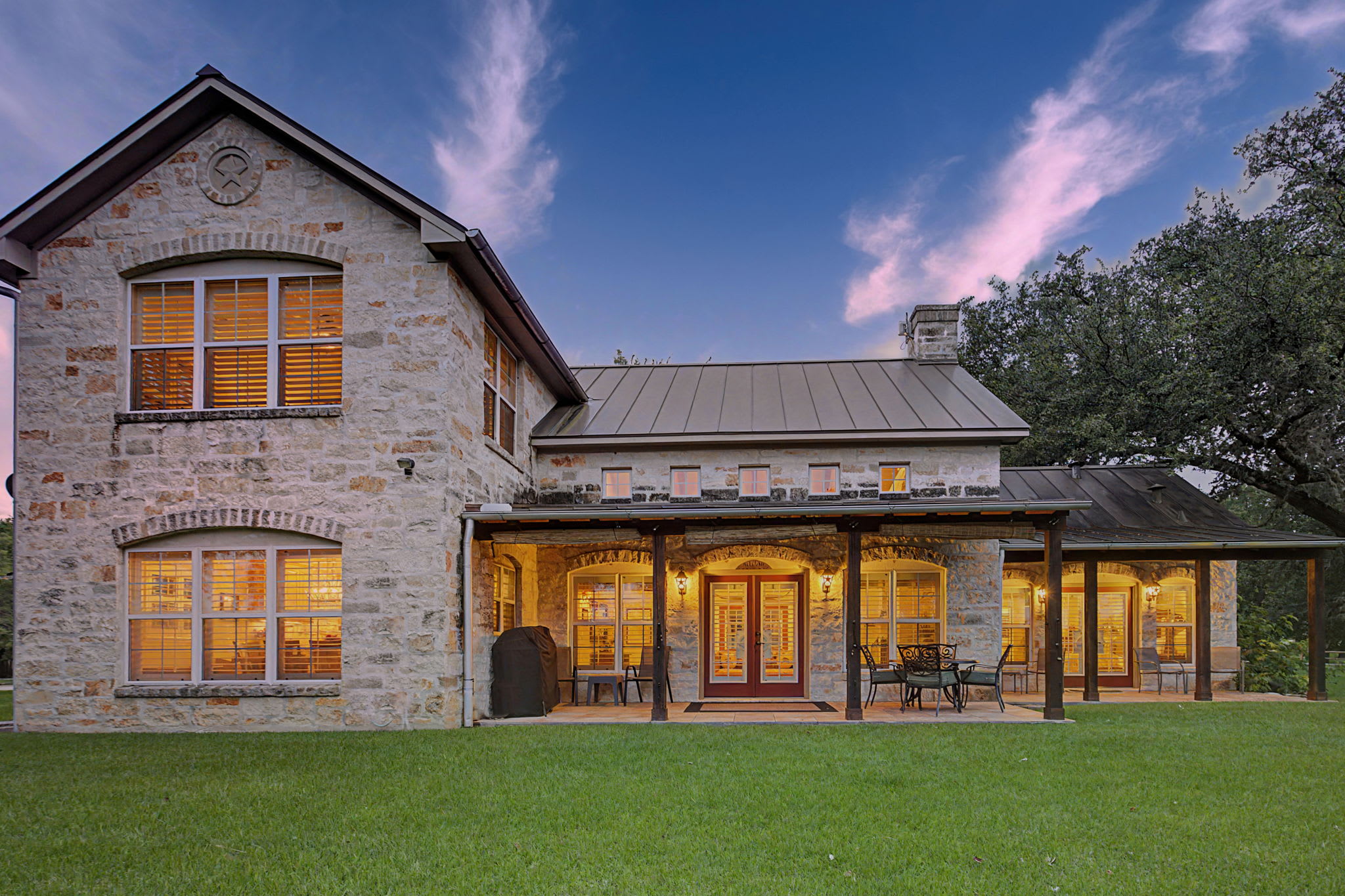 River House | 4-BDR Luxury Riverfront Estate | Photo 45