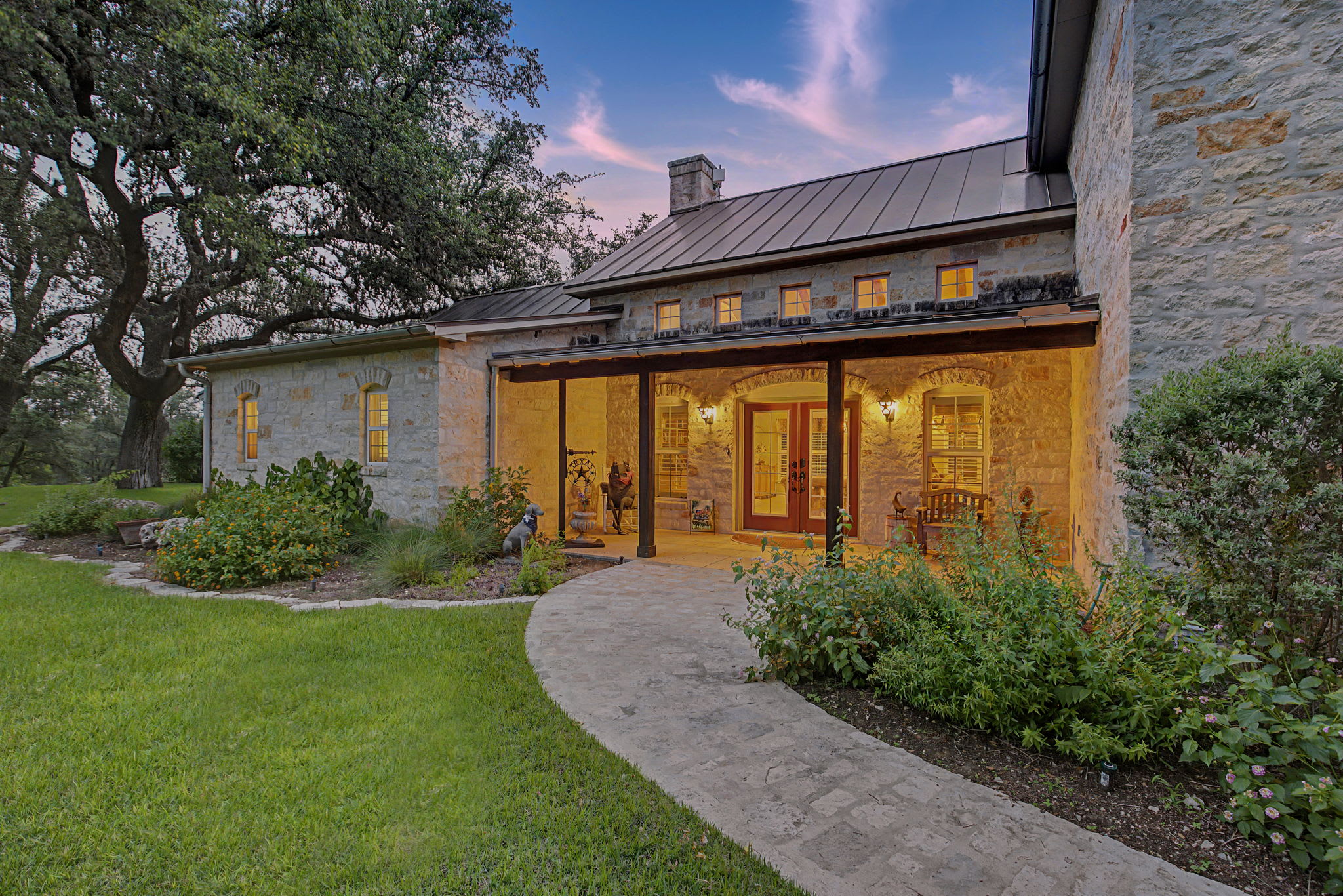River House | 4-BDR Luxury Riverfront Estate | Photo 49