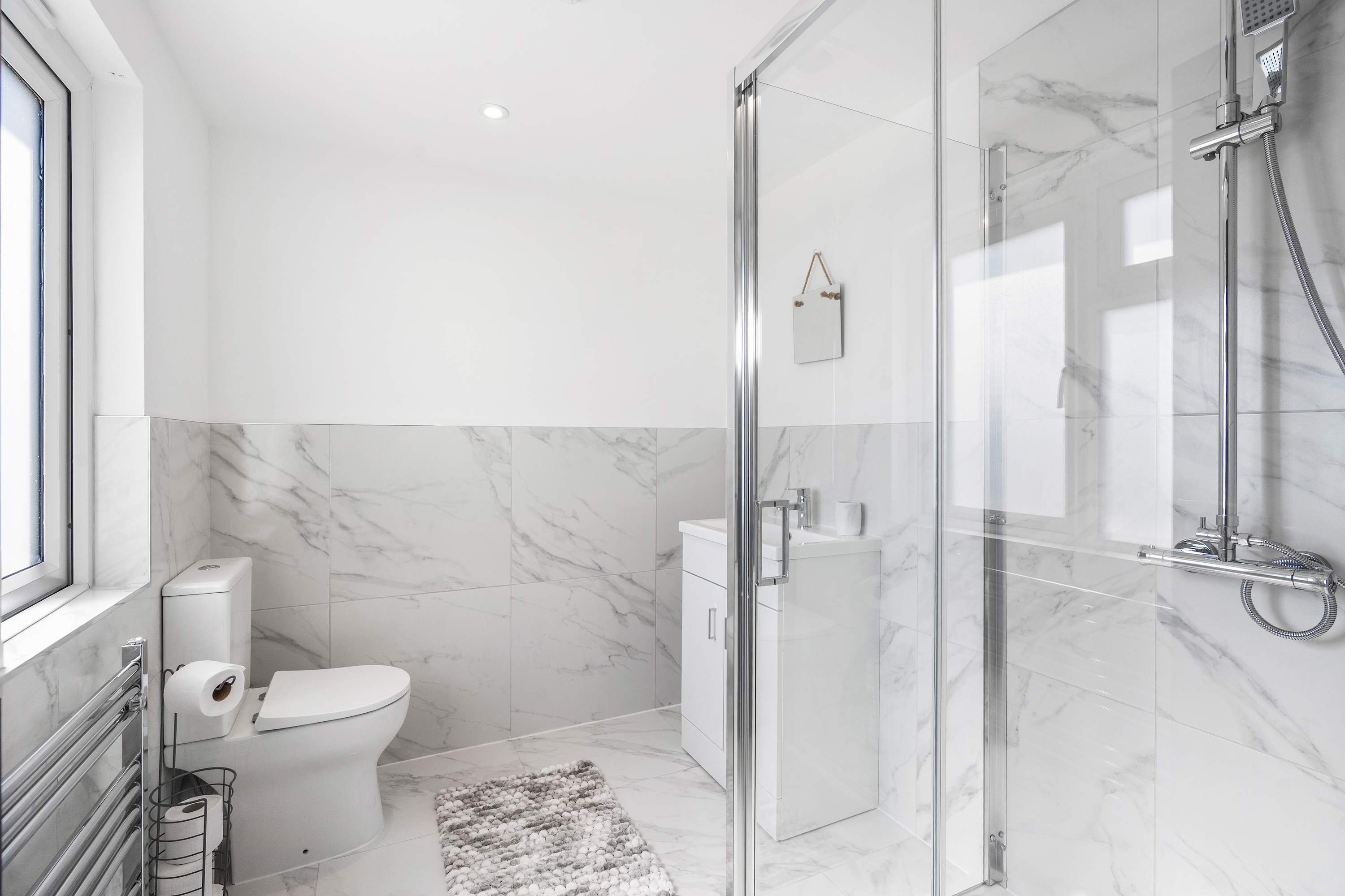 Spacious 6-Bed Contractor House | 5 Bathrooms | Free Parking