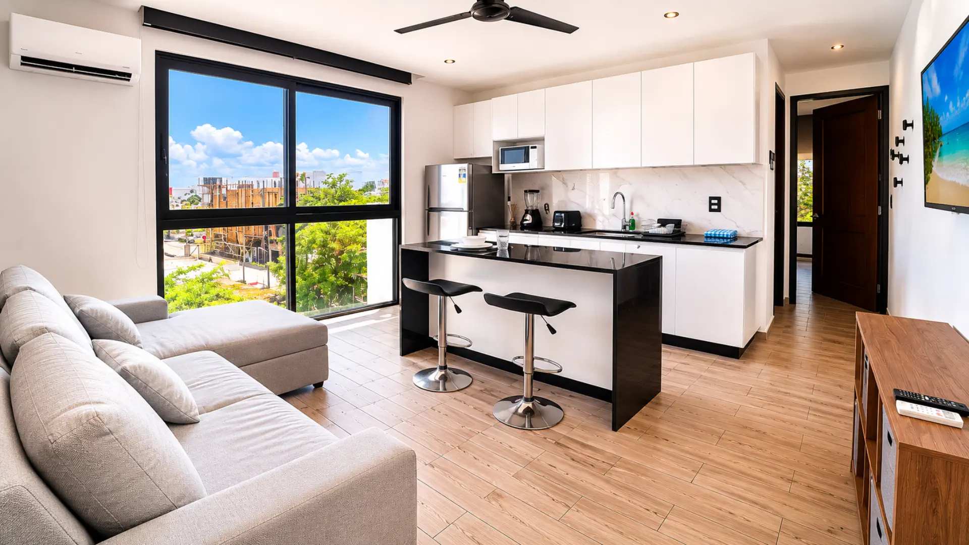 Urban Chic Apartment with Rooftop Pool · Huaya 18