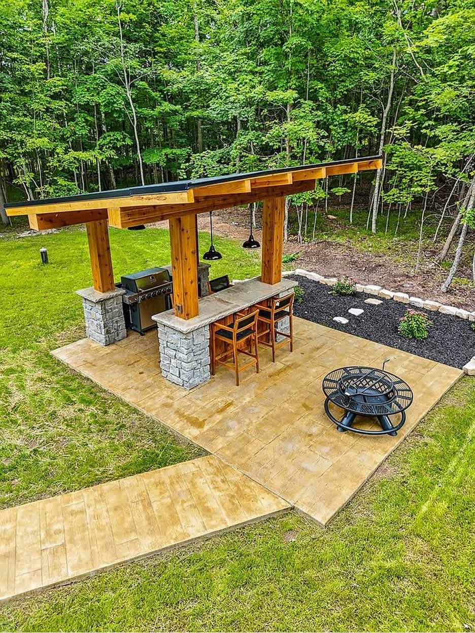 Outdoor bar and Grill!